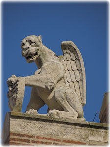 Eine interessante Statue auf der Kathedrale Saint-Antonin Pamiers. Eine steinerne Statue, ähnlich die eines Gargoyles.