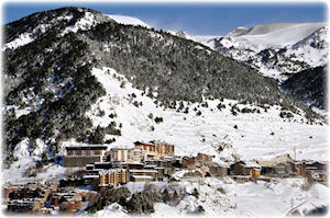 Das El Tarter Resort in Andorra - ein tolles Ski-Gebiet für den Winterurlaub. Ein großer mit Schnee und Wäldern bedeckter Berg in Andorra.