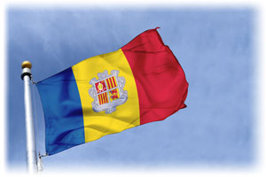 Die Flagge von Andorra. Die Fahne Andorras im Wind: Rot, Gelb, Blau mit Siegel in der Mitte.