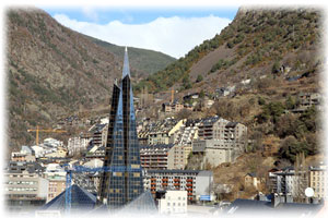 Dieses futuristisch anmutende Gebäude steht in der Hauptstadt Andorra la Vella. Ein äußerlich vollkommen aus Glas bestehendes Gebäude.