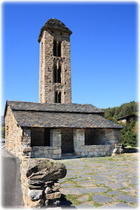 Saint Miquel d'Engolasters - ein altes Bauwerk in Andorra. Ein altes Haus mit einem Turm darauf.
