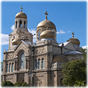 Unbedingt einen Besuch wert: Die Muttergottes-Kathedrale in Varna. Eine berühmte Kathedrale in Bulgarien.