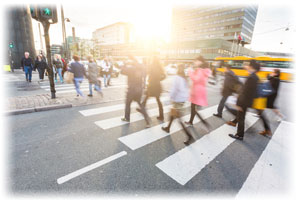 Haifischzähne auf dem Straßenbelag zeigen die Vorfahrt an gemalte Dreiecke auf dem Straßenbelag