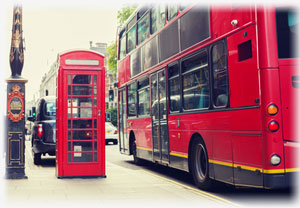 Schon fast ein Wahrzeichen Londons: Die roten Telefonzellen. Rote Telefonzellen in London, England.