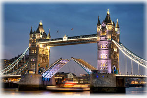 Möglicherweise haben Sie die Gelegenheit, bei der Kfz Ausfuhr nach England die Towerbridge zu überqueren. Die Tower Bridge in London bei Dämmerung, mit der Themse auf dem Bild.
