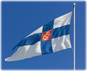 Die finnische Flagge im Wind. Die Flagge von Finnland mit blaume Himmel im Hintergrund.