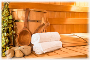 Die finnische Sauna ist weltbekannt und entspannt Körper und Geist. Öl, Sauna und ein Eimer Wasser: Die Grundausstattung einer Sauna.