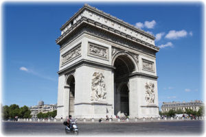 Der Arc de Triomphe ist bei der Kfz-Ausfuhr nach Frankreich auf jeden Fall einen Besuch wert Blick auf den Arc de Triomphe bei Tag
