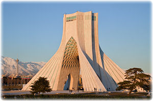 Der Azadi-Turm, auch als Freiheitsturm bezeichnet, ist ein Wahrzeichen Teherans. Blick auf den Azadi-Turm in Teheran.