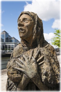 Die Statue einer Frau ist ein Denkmal für die große Hungersnot Irlands. Statue einer flehenden Frau.