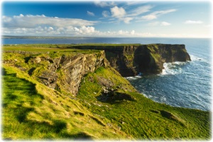 Die Cliffs of Moher sind weltbekannte Steilklippen in Irland. Aufnahme der begrünten Cliffs of Moher.