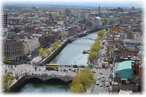 Blick aus der Vogelperspektive auf Dublin, die Hauptstadt Irlands. Dublin bei Nacht.