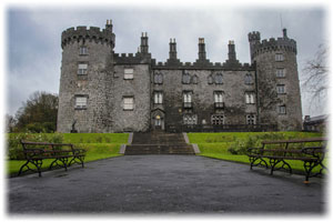 Irland bietet viel zu entdecken. Hier ein Schloss in Kilkenny. Mittelalterliches Schloss mit Schlossgarten in Kilkenny.