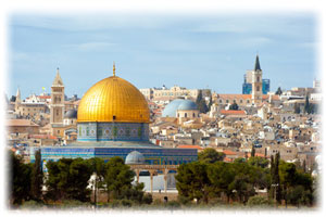 Ebenso einen Besuch wert: Jerusalem. Auf dem Bild ist die Al Aqsa Moschee zu sehen. Eine große Moschee mit goldenem Dach in Jerusalem.