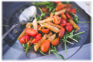 Die typischen Speisen Italiens im Überblick. Spaghetti, Tomaten und Olivenöl - bekannte Speisen aus Italien.