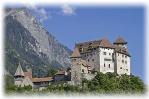 Besonders beeindruckend sind die Festen und Burgen, die auf den bergigen Regionen Liechtensteins erbaut wurden - Burg Gutenberg. Eine Burg in Liechtenstien, die auf einem Berg gebaut ist.