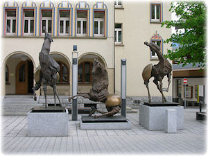 Trotz seiner geringen Größe weiß das Königreich Liechtenstein durch Geschichte und Kultur zu überzeugen. Eine Statue mit drei Pferden in einer Stadt in Liechtenstein.