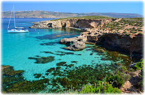 Die Insel Comino gehört zu den kleinsten Inseln von Malta und bietet wunderschöne Küstenabschnitte. Ein Blick auf eine wunderschöne Bucht in Comino, mit einer Yacht.