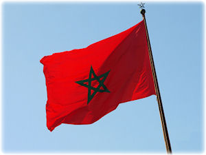 Die Flagge von Marokko zeigt einen Stern auf rotem Hintergrund. Die Flagge von Marokko im Wind.