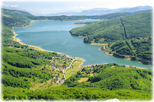 Mazedonien bietet tolle Gelegeenheiten, bezaubernde Ausblicke zu erhaschen - Mavrovo-Nationalpark mit dem Mavrovosee. Der Mavrovosee im Mavrovo-Nationalpark aus der Vogelperspektive.