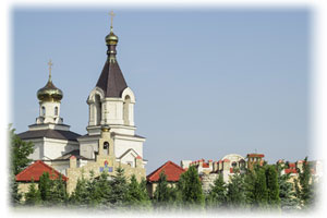 Diese Kirche steht in Orhei, Moldawien. Eine Kirche auf einem Hügel.