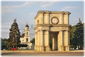 Eine schöne Sehenswürdigkeit: Der Siegesbogen in Kishinev. Ein Denkmal in der Stadt Kishinev.