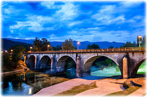 Dies ist eine alte und wunderschön aussehende Brücke in Danilovgrad. Die Stadt liegt zentral in Montenegro. Aufnahme einer alten Brücke bei wunderschönen Lichtverhältnissen.