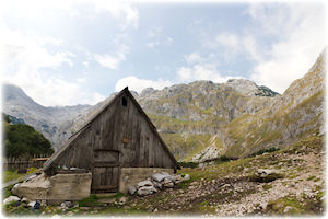 Diese alte Hütte finden Sie im Nationalpark Durmitor in Montenegro. Eine alte Hütte in einem Nationalpark auf einem Berg.