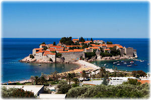 Diese Insel hört auf den Namen St. Stefan und liegt im Adriatischen Meer. Die Insel St. Stefan in Montenegro bei Tag - wie eine Festung.