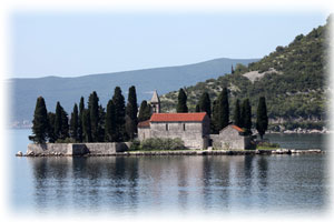 Dies ist die Insel Sveti Ðorde bzw. Heiliger Georg. Sie liegt in der Bucht von Kotor in Montenegro. Ein Foto der Insel Sveti Ðorde.