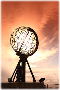 Der Nordkap, ein weiteres Denkmal. Hier ein Globus, der den Sonnenschein scheinbar gefangen hält. Eine Statur in Norwegen am Nordkap