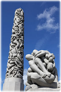 Beeindruckende Skulpturen und Statuen werden Sie in Norwegen viele finden. - Oslo Vigeland Park Eine aus Stein gemeisselte Skulptur mit übereinander gestapelten Menschen.