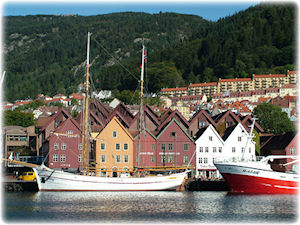 Norwegen ist vor allem für die Gebirge und die vielen Fjorde bekannt - Stadt Bergen Eine kleine Stadt mit schönen Gibelhäusern und Booten im Wasser davor.