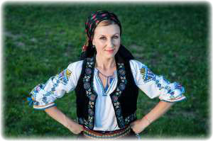 Die Traditionen der Rumänen sind interessant und oftmals unbekannt. Frau in traditioneller rumänischer Tracht.