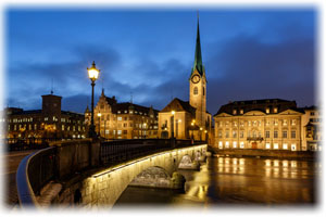 Besuchen Sie bei der Autoüberführung auf jeden Fall Zürich. Blick auf Zürich bei Nacht.