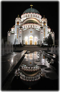 Die Kathedrale Saint Sava in Belgrad ist bei der Reise nach Serbien auf jeden Fall einen Besuch wert. Kathedrale Saint Sava bei Tag mit Springbrunnen.