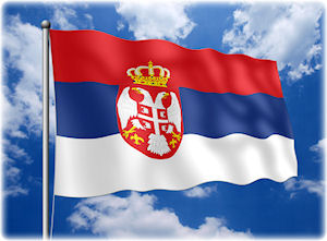 Die Flagge von Serbien: Rot, Blau, Weiß mit einem doppelköpfigen Adler mit Krone. Die serbische Flagge vor blauem Himmel.