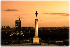 Die Statue von Victor. Die Statue von Victor, der auf einer Säule steht.