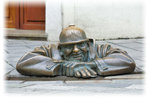 Eine berühmte Statue in Bratislawa: Der Glotzer. Der Glotzer in Bratislawa, Slowakei.