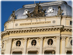 Das slowakische Nationaltheater - auf Ihrer Reise sicher einen Besuch wert. Blick auf das slowaksiche Theater mit der Aufschrift 'Slovenske Narodne Divadlo'.