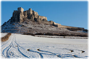 Spišský hrad - die sogenannte Zipser Burg in der Slowakei. Blick auf die verschneiten Hügel und die Zipser Burg.