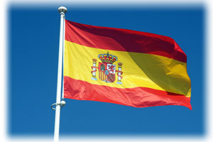 Die spanische Flagge im Wind. Die spanische Flagge: Rot, Gelb, Rot mit Wappen in der Mitte.