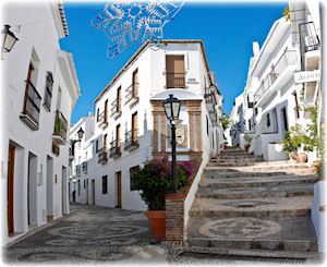 Die schöne Stadt Frigiliana liegt in Malaga und beeindruckt durch ihre Altstadt. Ein Blick auf zwei Gassen in Frigiliana.