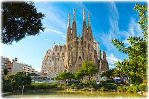 Die Sagrada Famíla - die Sühnekirche der Heiligen Familie - ist eine sogenannte Basilika in Barcelona, Spanien. Beeindruckender Blick auf die Sagrada Famíla - auch Temple Expiatori de la Sagrada Família genannt.