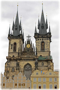 Die sogenannte 'Church of Our Lady before Tyn' in Prag. Ein imposantes Bauwerk: Eine Kirche in Prag.