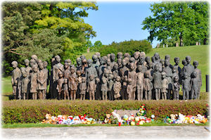 Die Gedenkstätte Lidice - sie erinnert an die Kinder, die bei der Deporation im II. Weltkrieg ums Leben gekommen sind. Die vielen Statuen von Kindern an der Gedenkstätte Lidice.