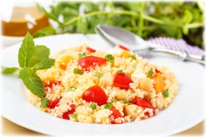 Türkisches Couscous-Gericht auf einem Teller.