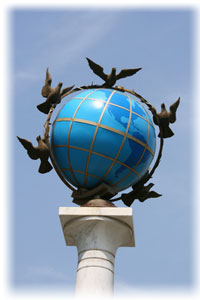 Dieser Globus mit Tauben steht auf dem Unabhängigkeitsplatz in Kiew. Weltkugel-Statue in Kiew.