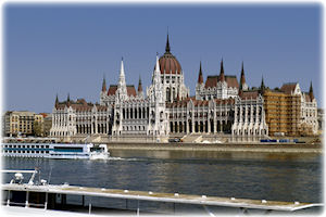Blick auf Budapest vom Wasser aus. Ein Foto von Budapest.