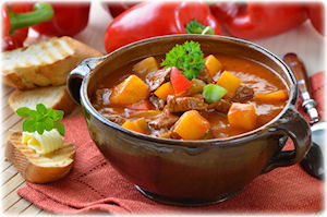 Eine typische Speise der ungarischen Küche. Schmackhaft zubereiteter ungarischer Eintopf.